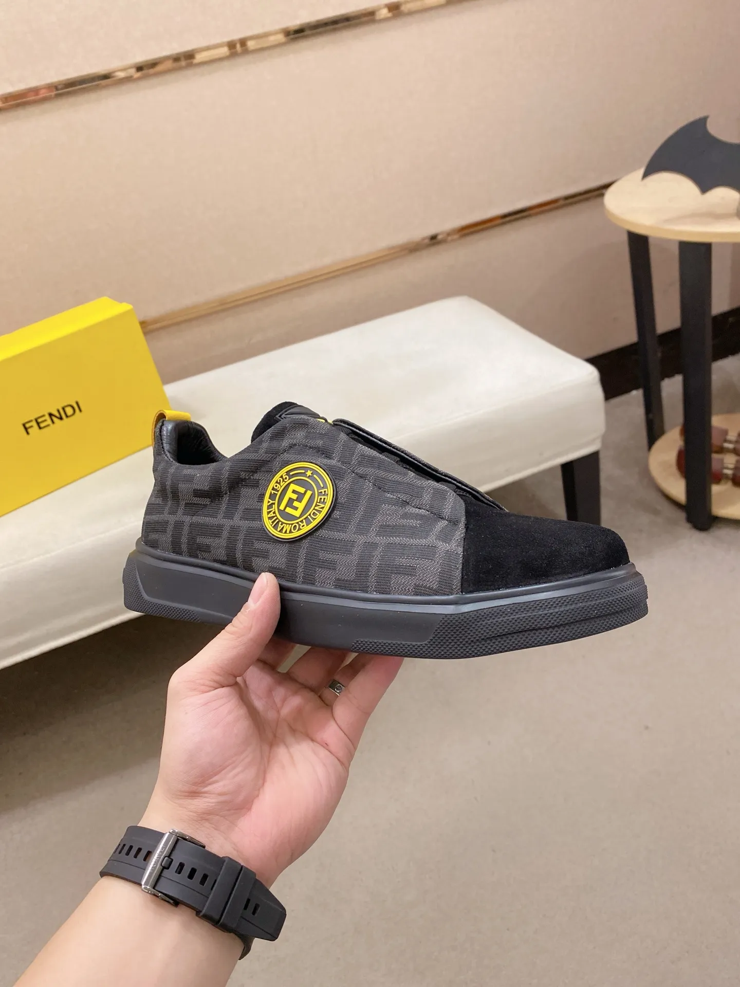 Factory price 400💰 (fendi) New style 👊🏻 upper 🇮🇹 imported cowhide fabric 🇩🇪 lining imported sheepskin lining. The original outsole is molded to highlight the identity of every man, and the upper foot is elegant and stable🚶🏻🚶🏻The high-end custom counters reproduce the original version📯No matter the wind or rain, the shoe last remains unchanged and can withstand the verification of time🔍️,🔵 Size: 38-44
